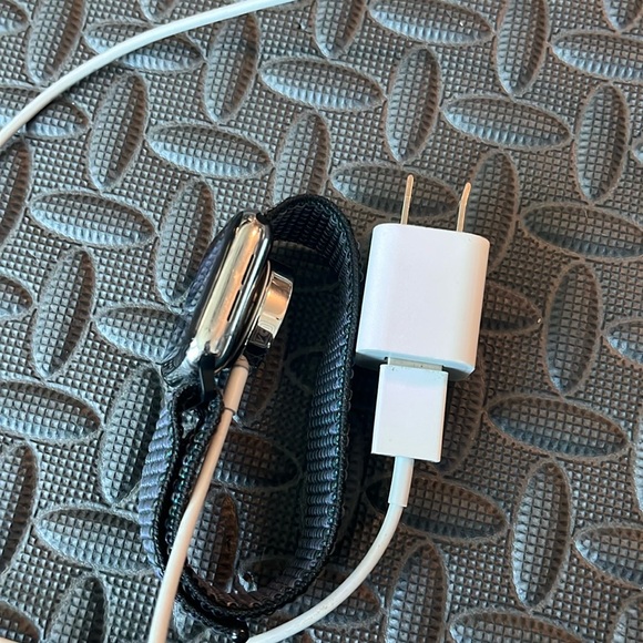 Apple Watch Series 4 stainless steel 40mm with sports loop - Picture 4 of 6